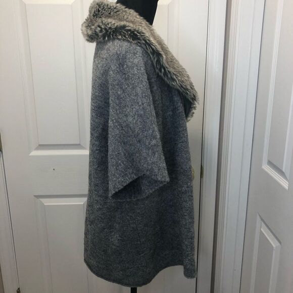 Chico’s gray short sleeve sweater jacket with faux fur collar, size2 M/L - Picture 9 of 10